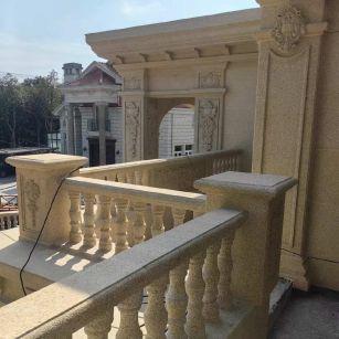 自贡 黄金麻别墅外墙干挂雕花配合阳台栏杆花瓶柱