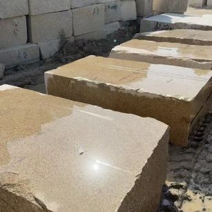 自贡 黄金麻方料堆场洗料分选中，原材料充足