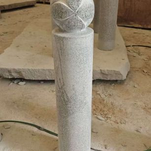 自贡 芝麻白花岗岩石材挡车石柱、停车柱、圆柱挡车柱、方柱挡车柱等