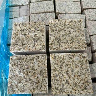 自贡 黄金麻花岗岩自然面小方块，弹石，马蹄石等