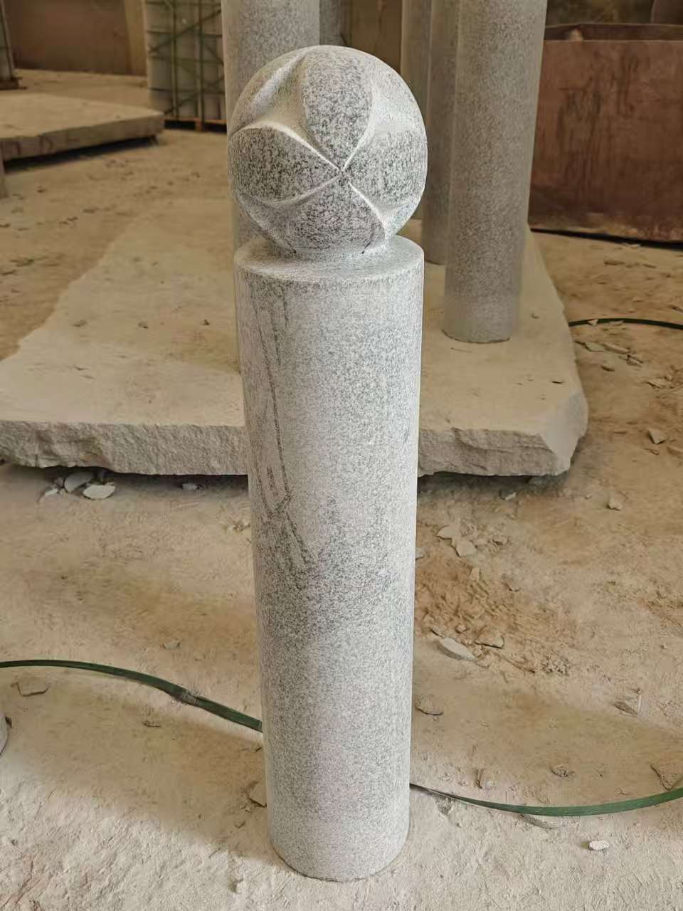 自贡 芝麻白花岗岩石材挡车石柱、停车柱、圆柱挡车柱、方柱挡车柱等