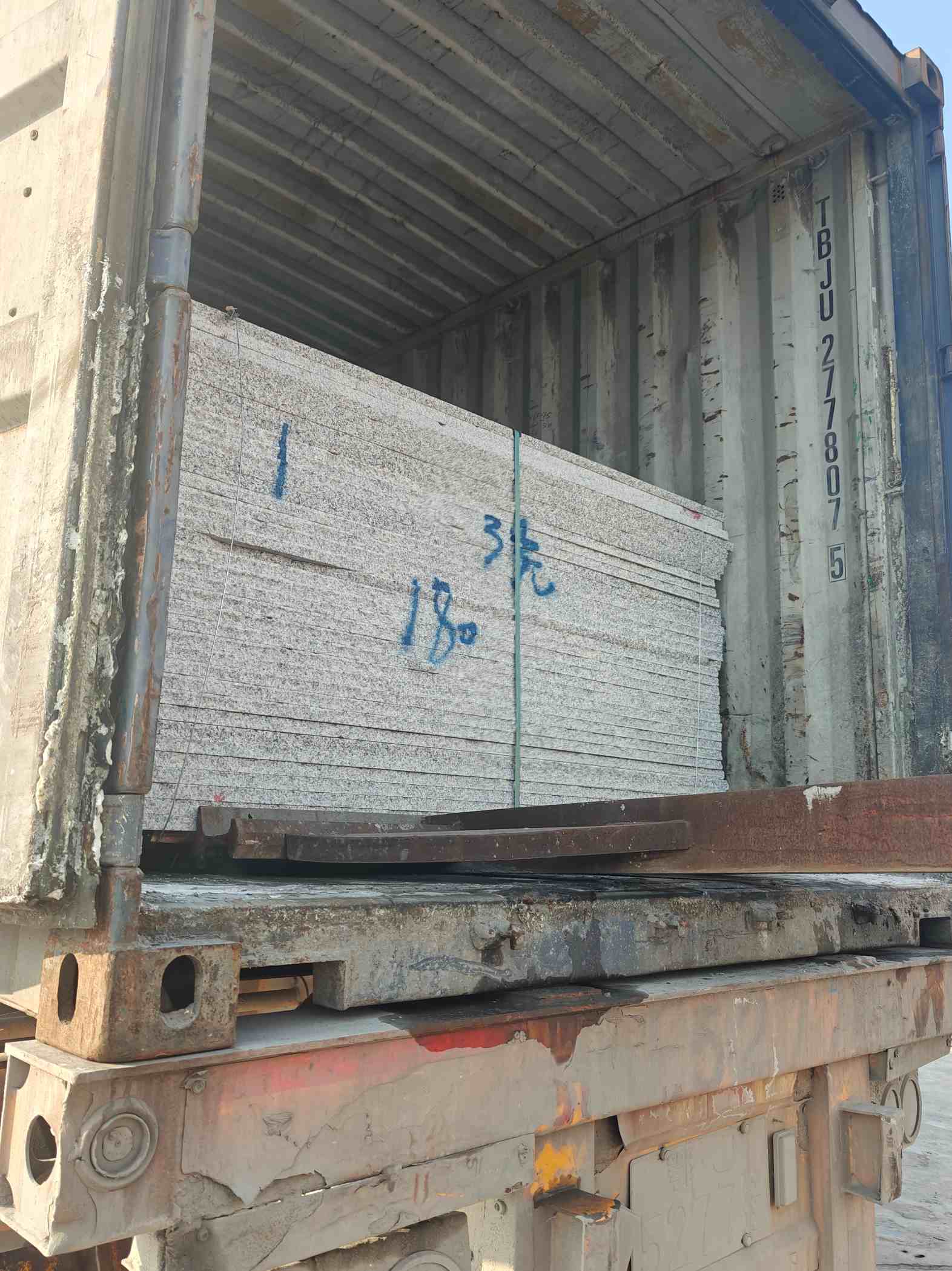 自贡 芝麻白花岗岩石材3.0公分光面毛板装柜出货