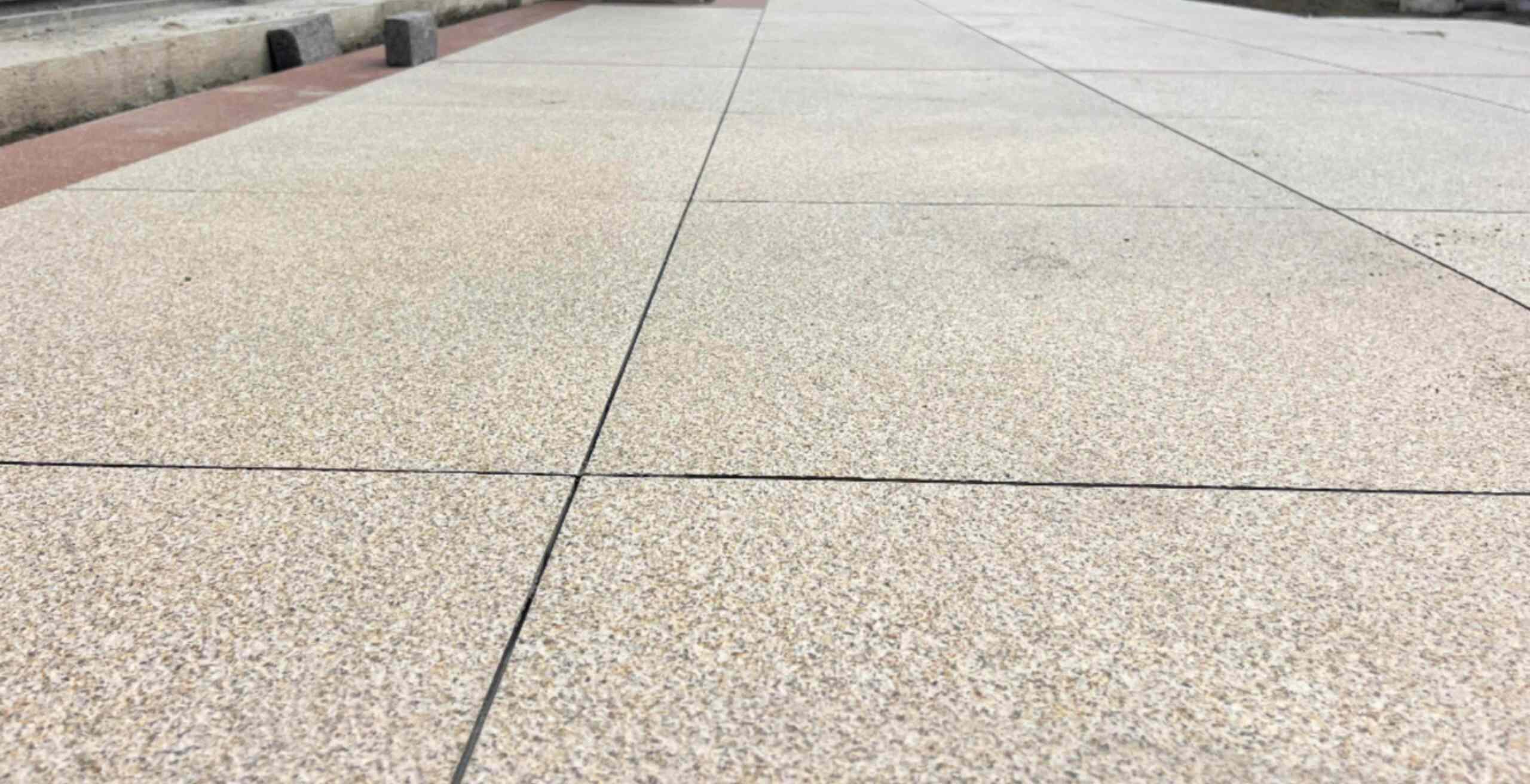 自贡 黄金麻花岗岩石板材荔枝面地面铺装效果