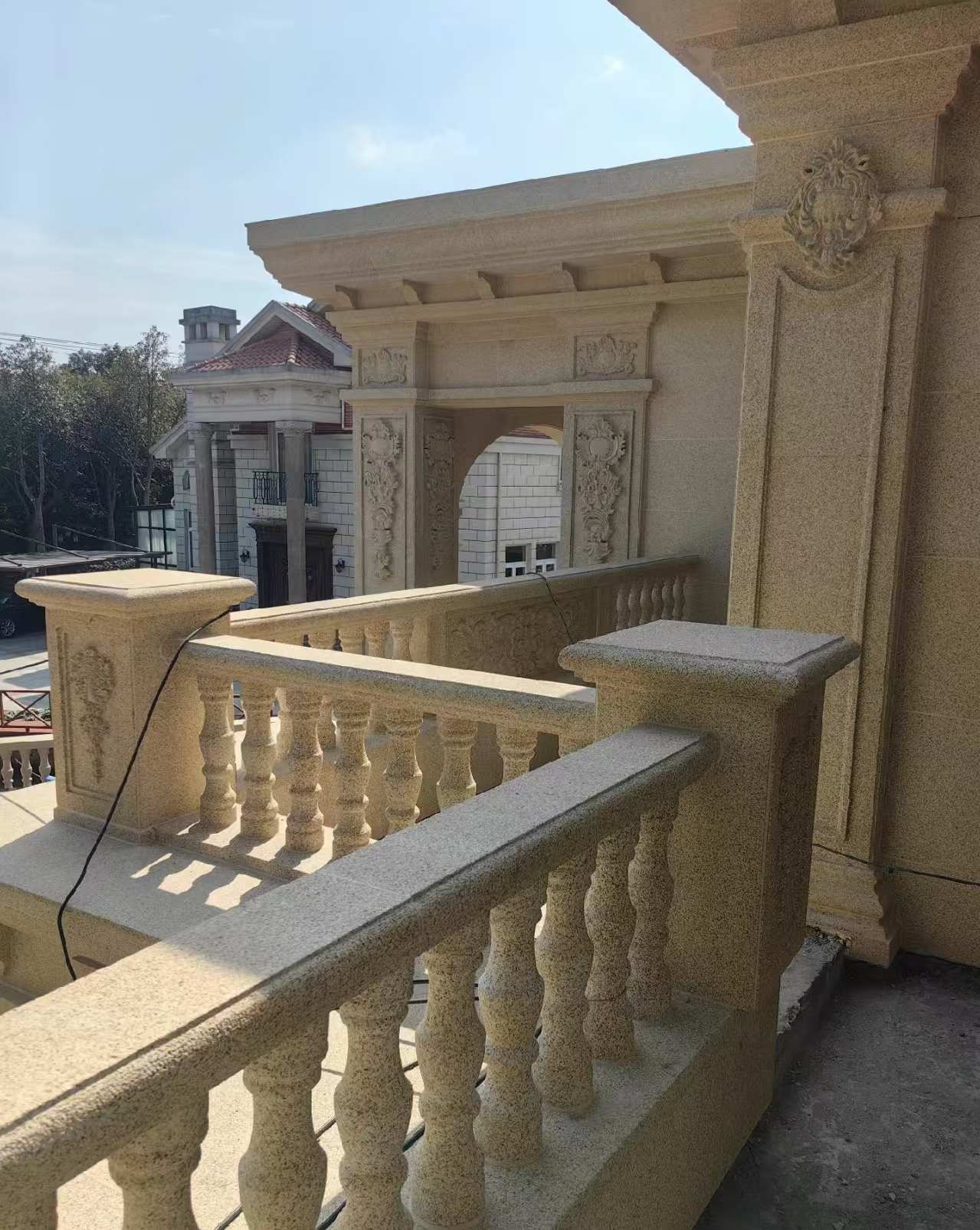 自贡 黄金麻别墅外墙干挂雕花配合阳台栏杆花瓶柱