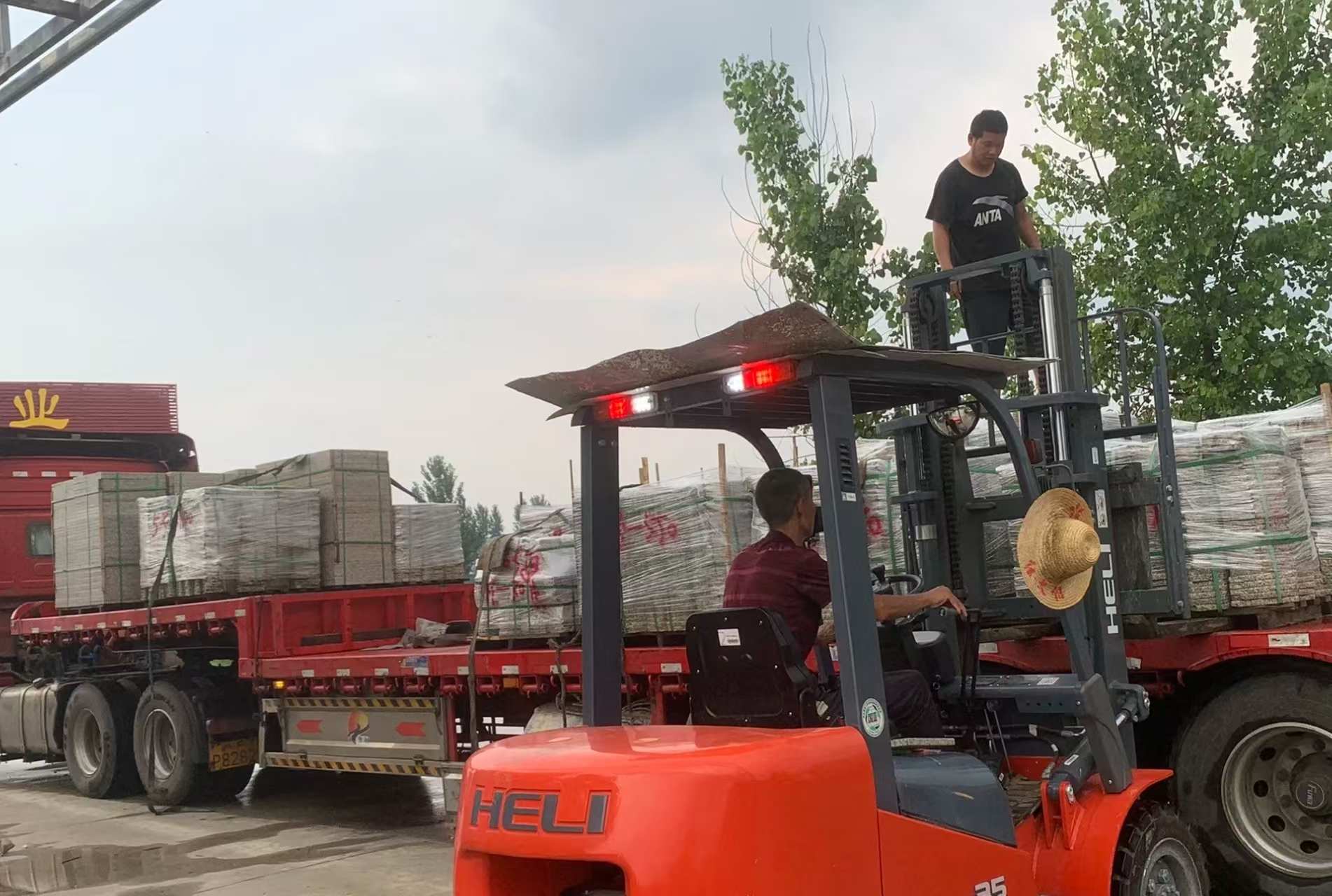 自贡 黄金麻冰裂纹，地铺石装车