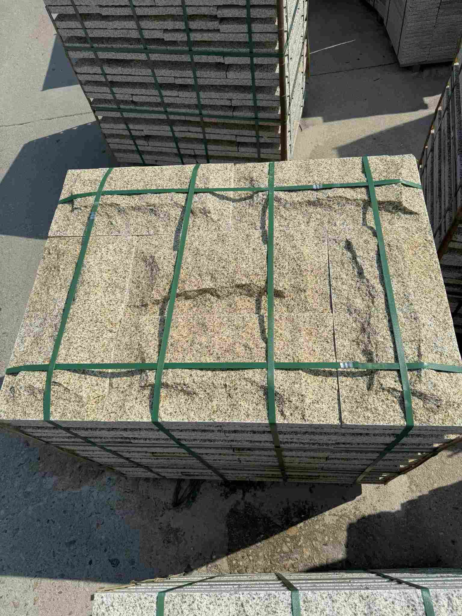 自贡 黄金麻花岗岩石材自然面蘑菇石成品