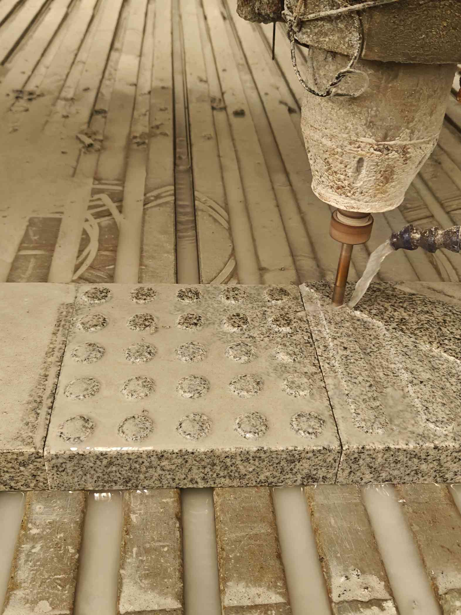 自贡 芝麻白花岗岩石材盲人石、盲道石、盲点石