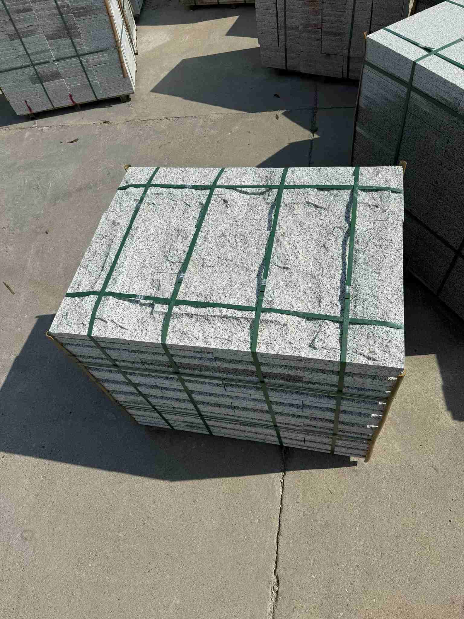 自贡 白麻花岗岩石材自然面蘑菇石成品