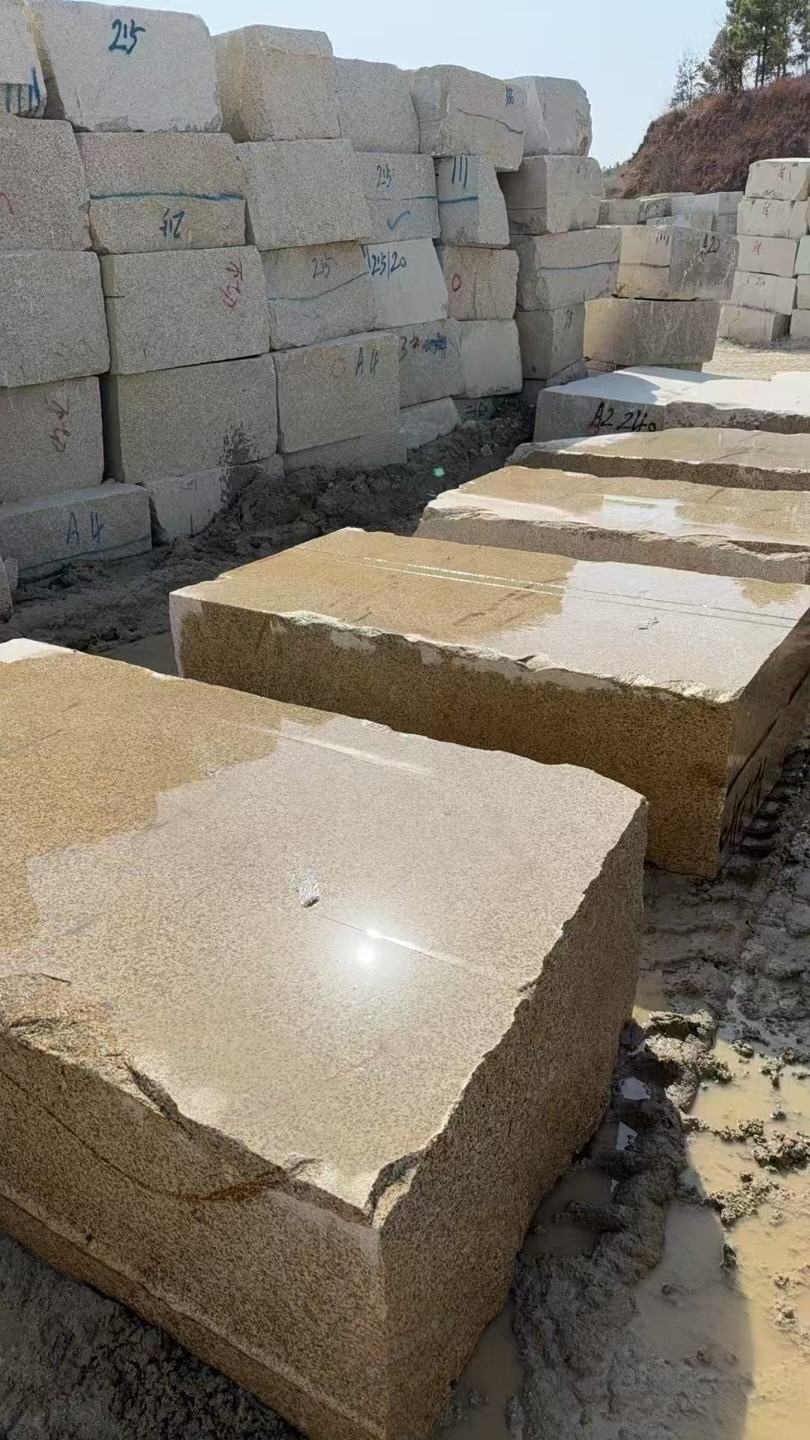 自贡 黄金麻方料堆场洗料分选中，原材料充足