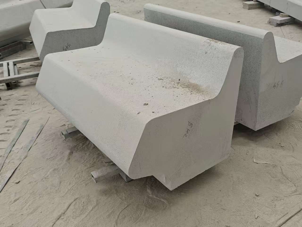 自贡 芝麻白花岗岩异形坐凳，石凳