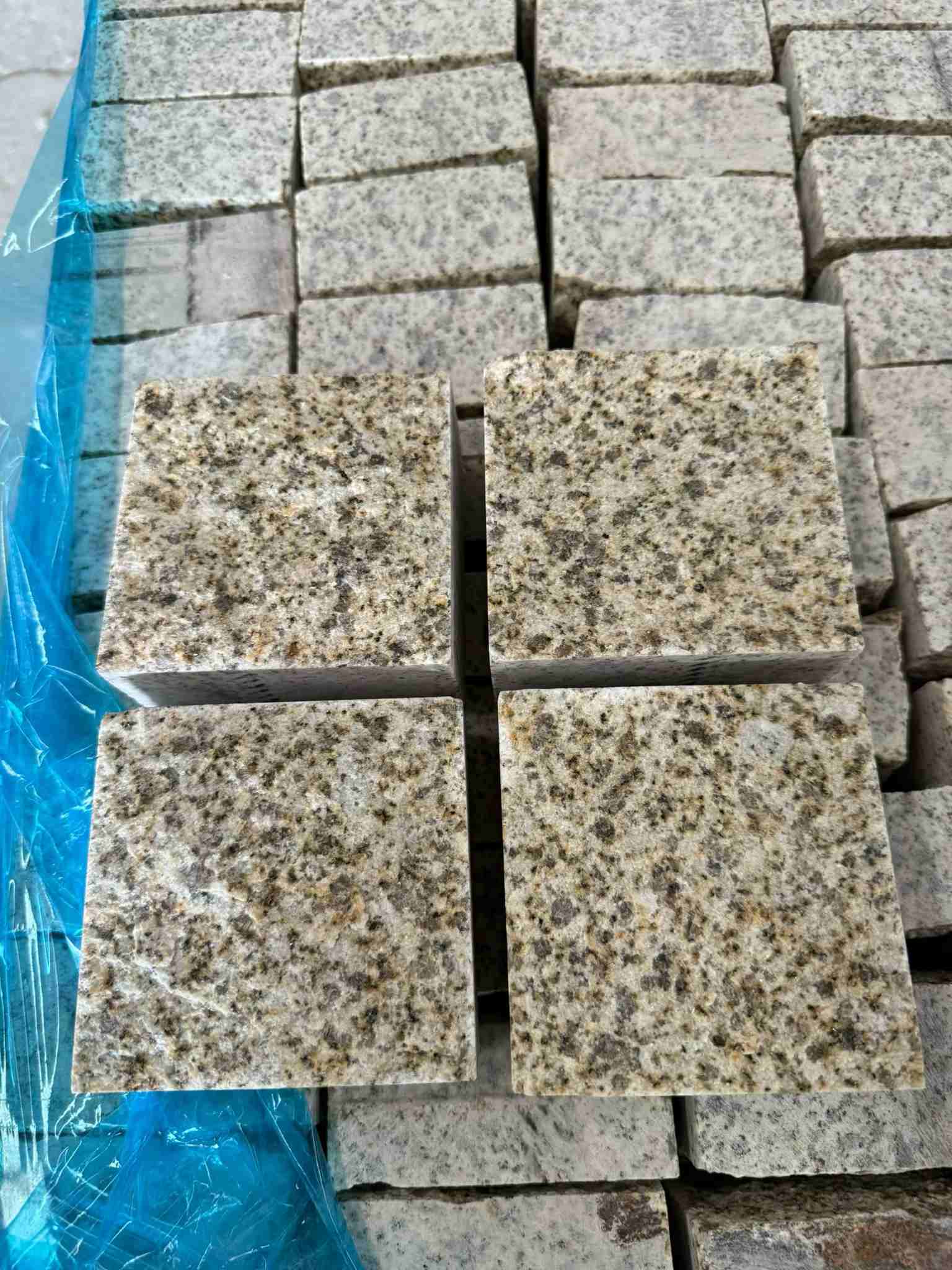 自贡 黄金麻花岗岩自然面小方块，弹石，马蹄石等