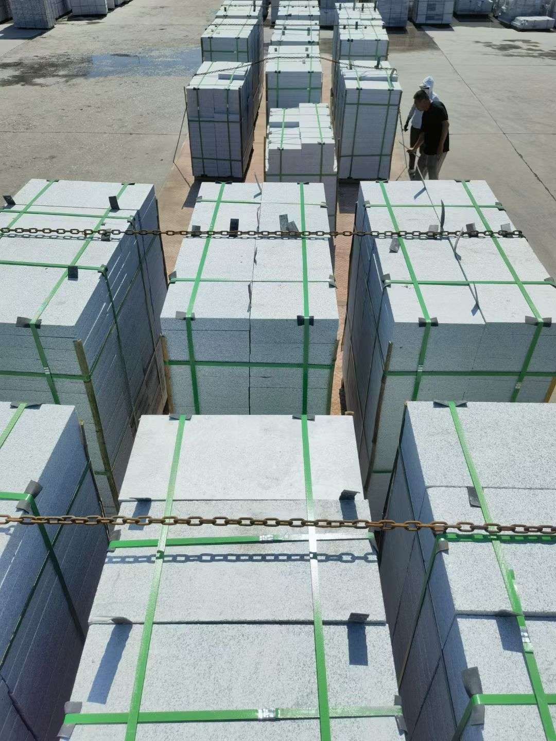 自贡 芝麻白花岗岩5公分地铺石 花岗岩厂家工厂装车日常