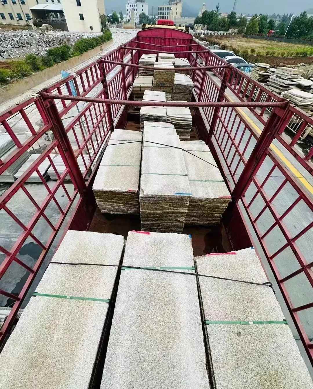 自贡 黄金麻花岗岩荔枝面，光面毛板装车完成