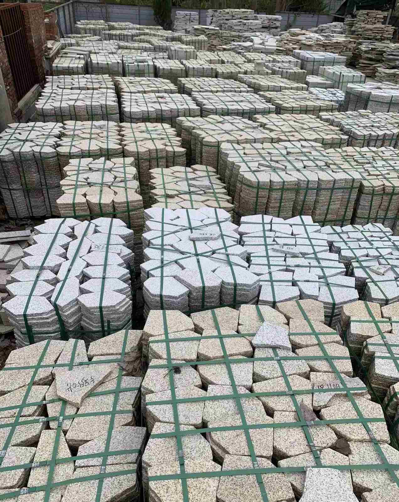 自贡 黄金麻白麻花岗岩荔枝面地铺石(冰裂纹)