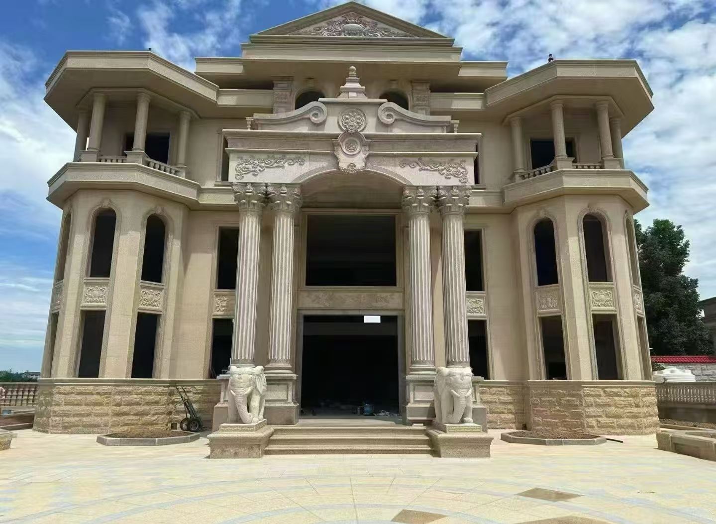 自贡 黄金麻别墅外墙干挂，大柱，大象，蘑菇石，雕花板