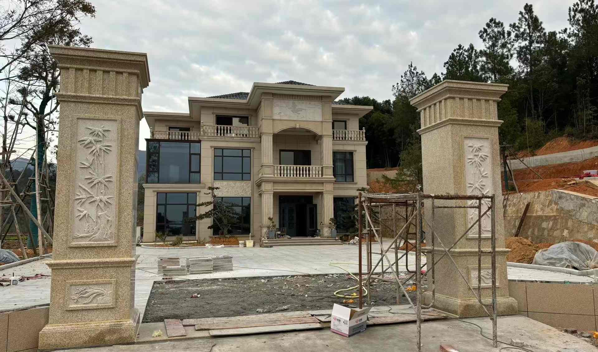 自贡 黄金麻花岗岩别墅雕花外墙干挂配上门口雕花罗马柱