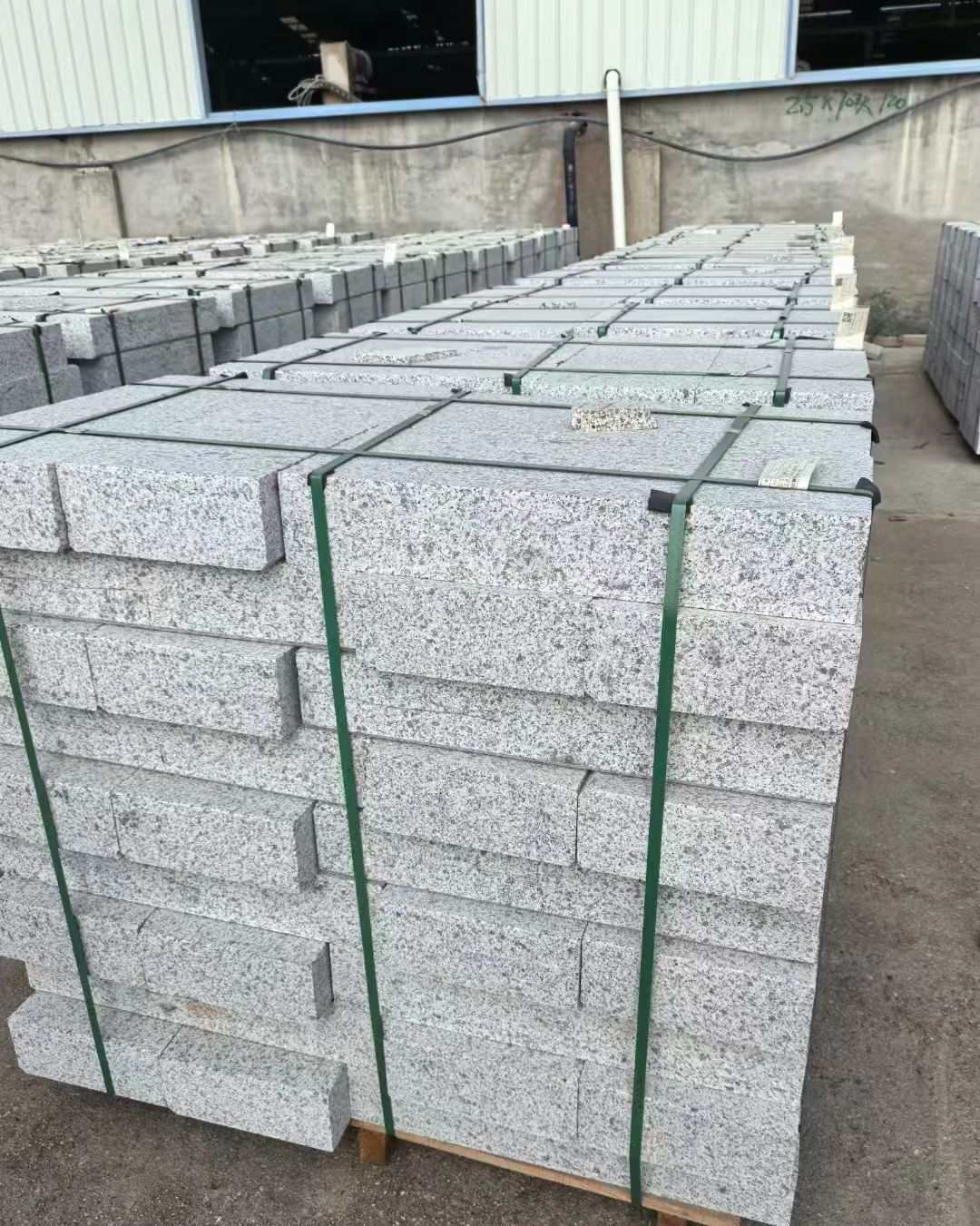 自贡 白麻花岗岩路沿石，弧形路沿石，道牙石，马路牙子，界石，路缘石，平沿石，直岩石，平缘石等