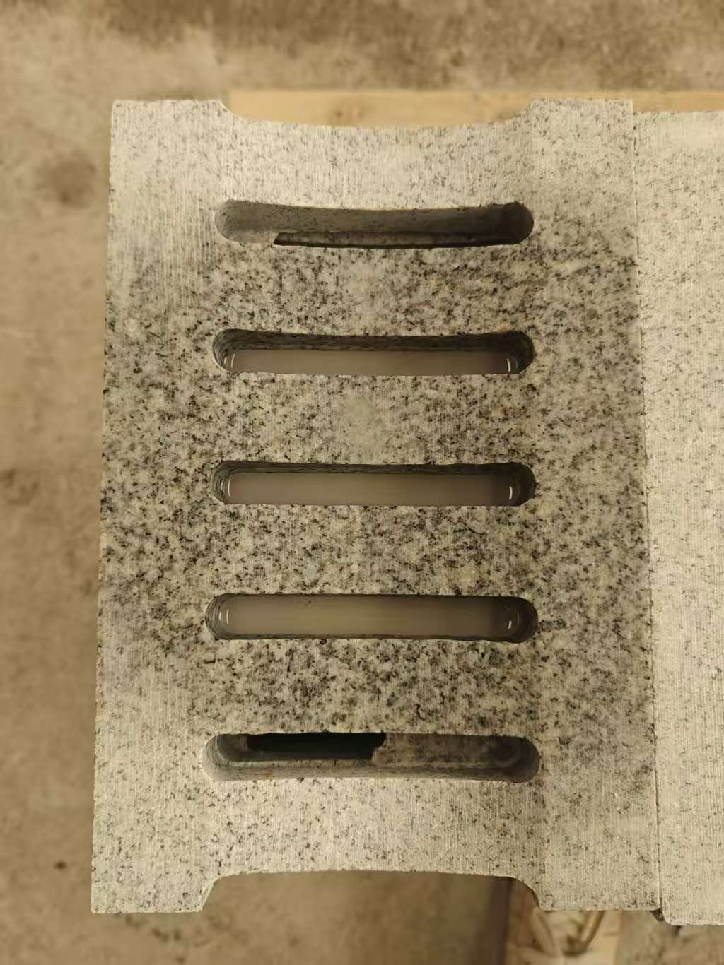 自贡 芝麻白拉丝面花岗岩U型开槽排水槽